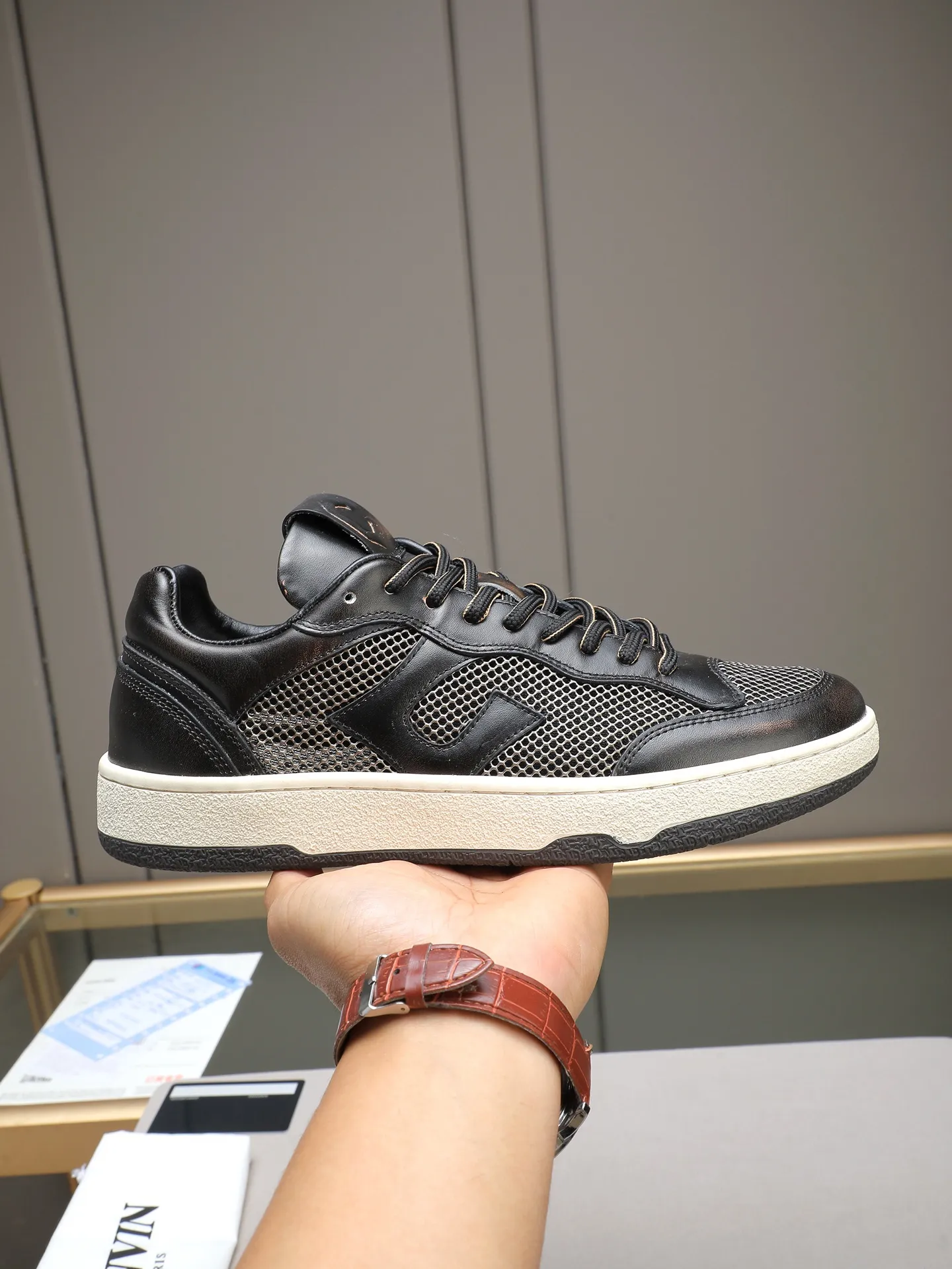 Men's shoes 💰640 [LANVIN] The latest fashionable item! High quality CLAY series‼ ️ The latest trendy products of the season 🌈Many bloggers have planted grass and purchased the original open-mold customization. The upper and outsole are sewn with mark threads without edge sealing. Multiple material splicing combination design. Very versatile for fashionable and casual wear. Comfortable on the feet. Self-recommended. Upper cowhide + cow suede + breathable mesh lining. Foot-padding cowhide. Exclusive original open-mold clear logo rubber outsole ⚠️38-44 (customized for 45)